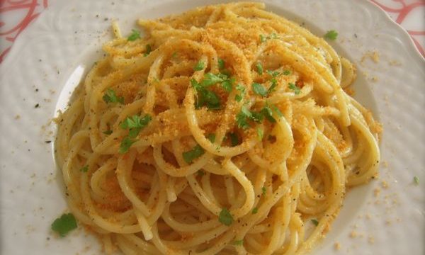 Spaghetti con cipolle e pangrattato