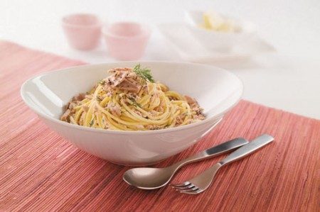 Spaghetti con tonno, pinoli e limone